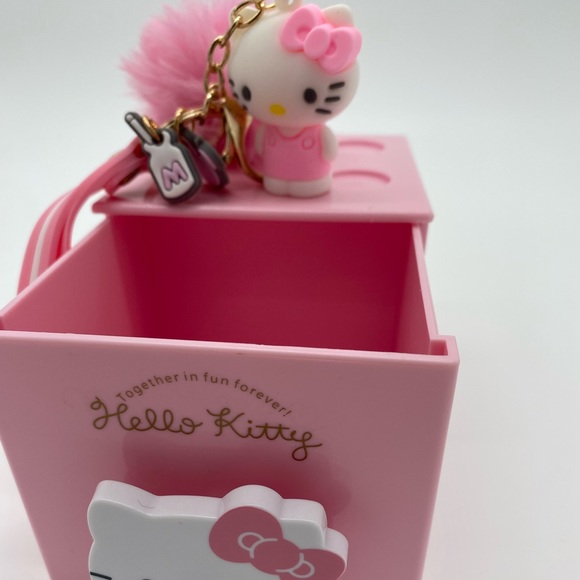Hello Kitty Keychain & Storage box set - Picture 2 of 6